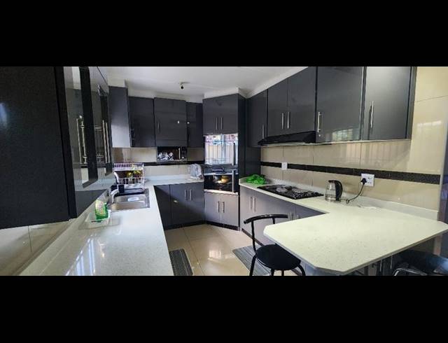 3 BEDROOM HOUSE FOR SALE IN CRAIGIEBURN